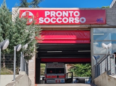 Ad Ascoli Piceno distribuite 100 rose blu agli operatori sanitari, il NurSind contro violenza in corsia