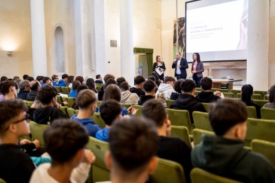 GLI ALUNNI DEL LICEO SCIENTIFICO SPORTIVO AL CONVEGNO SU CAVALLO E DISABILITA'