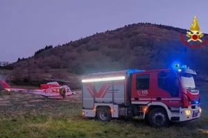 Escursionista in zona impervia recuperato con verricello dall'elicottero